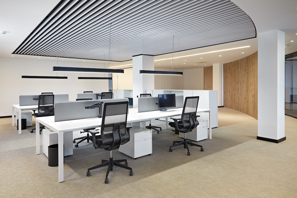 Sala abierta con puntos de trabajo en las nuevas oficinas de Grupo Servimatic en la reforma integral del edificio corporativo