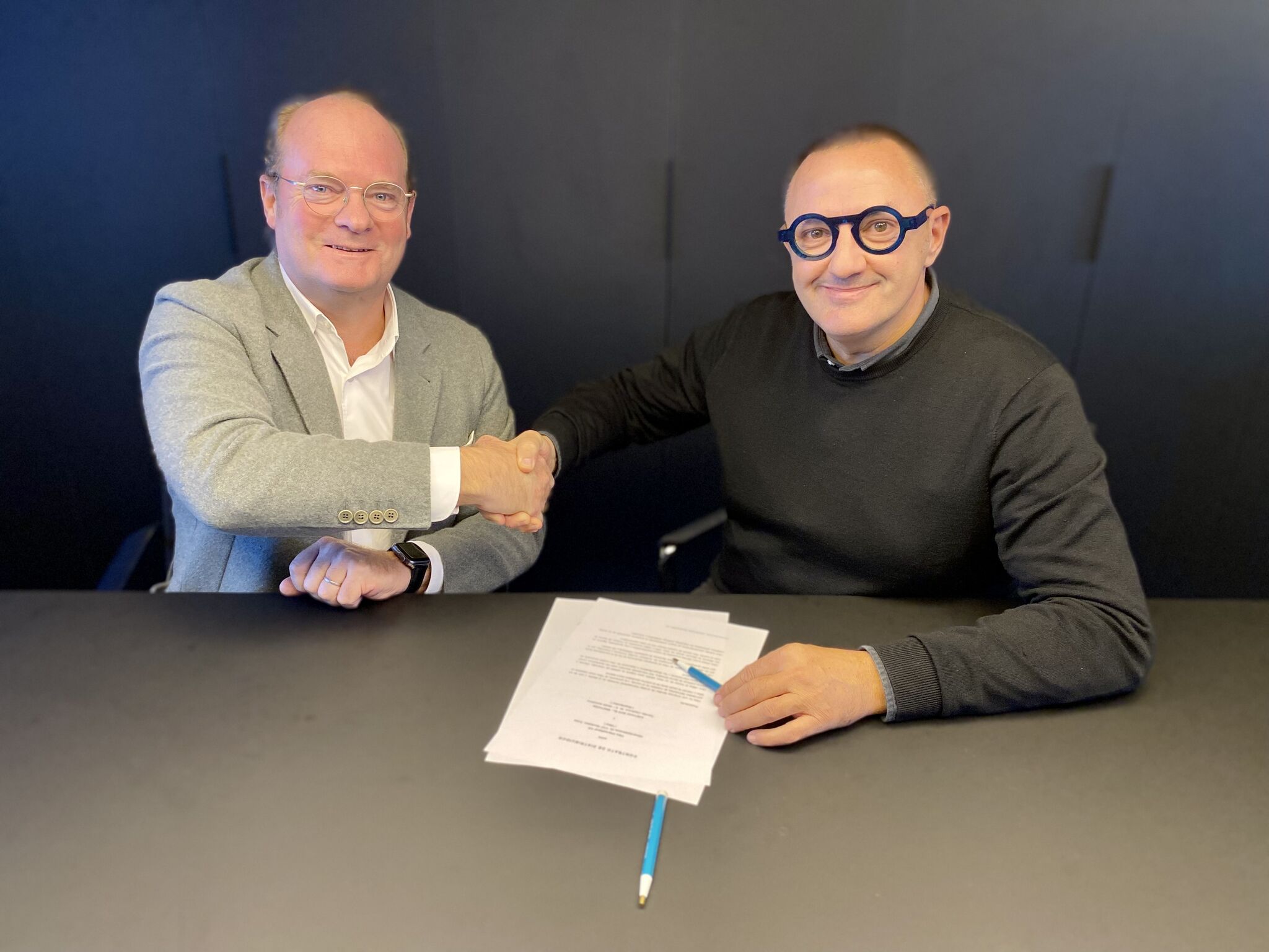 Santiago Alorda – Team Leader North East Vitra Hispania y Carles Castellanos – CEO&founder adeyaka firmamdo el acuerdo.