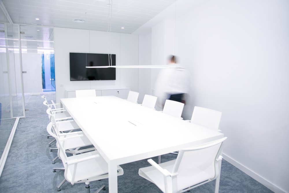 reformas de oficinas peroxfarma meeting room